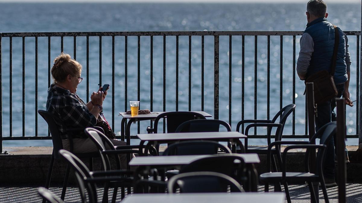 Dos personas en una terraza de Tenerife durante estos días.