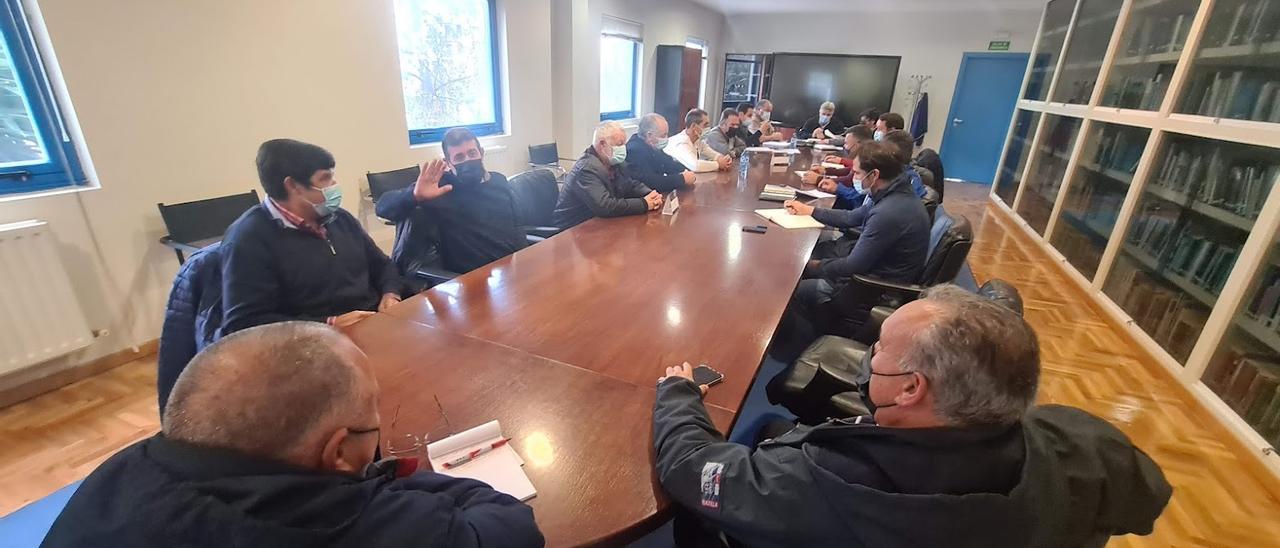 Dirigentes del sector bateeiro en una de las reuniones sobre la mejilla mantenidas en el edificio vilagarciano de Mexillón de Galicia.