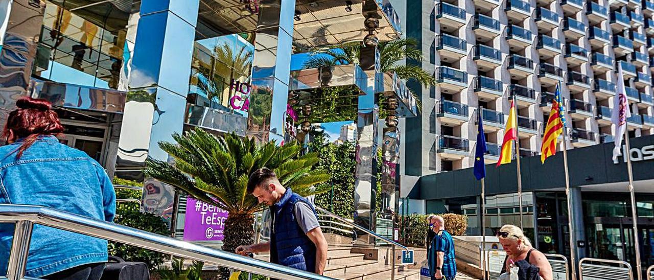 Turistas británicos entran al hotel Calypsode Benidorm esta semana.  | DAVID REVENGA