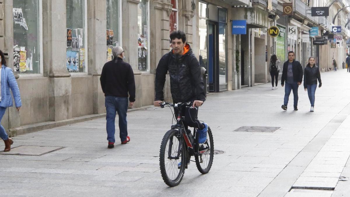 Paseantes y ciclistas en la calle Príncipe de Vigo. // Alba Villar