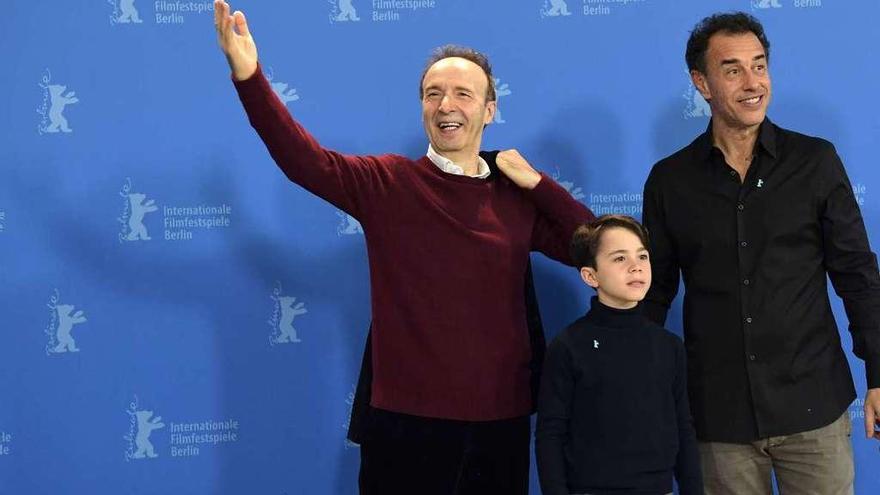 Por la izquierda, Roberto Benigni, el joven actor Federico Lelapi y el director Matteo Garrone.