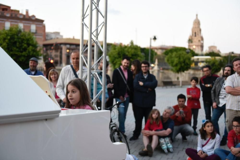 'Pianos en la calle' Paseo Escultor González Moreno