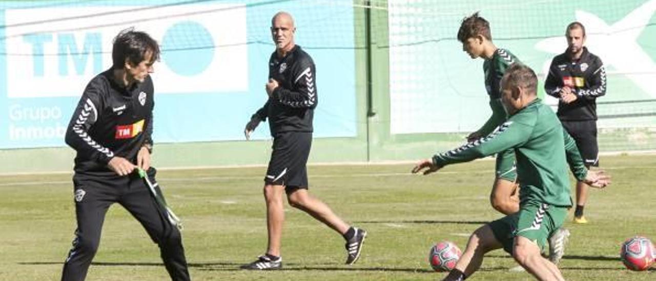 El entrenador Pacheta presiona a Nino en presencia de Gonzalo Villar en el entrenamiento del viernes.