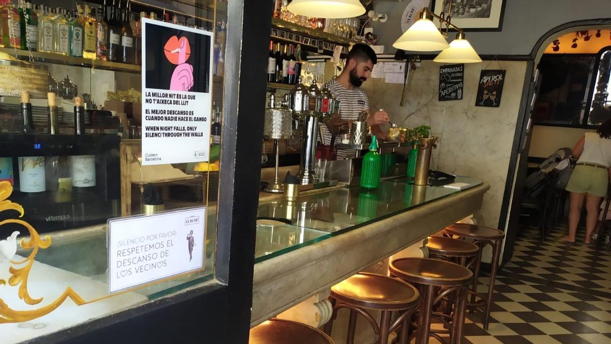 Cartel municipal de la campaña trilingüe pro civismo en un bar de Ciutat Vella