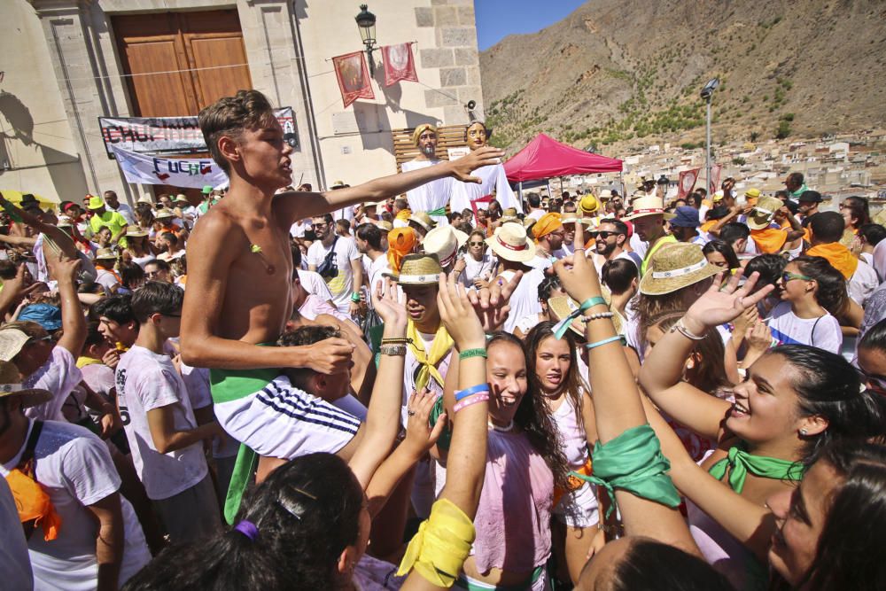 La ermita de San Roque congrega a decenas de personas para comenzar los festejos patronales y de Moros y Cristianos