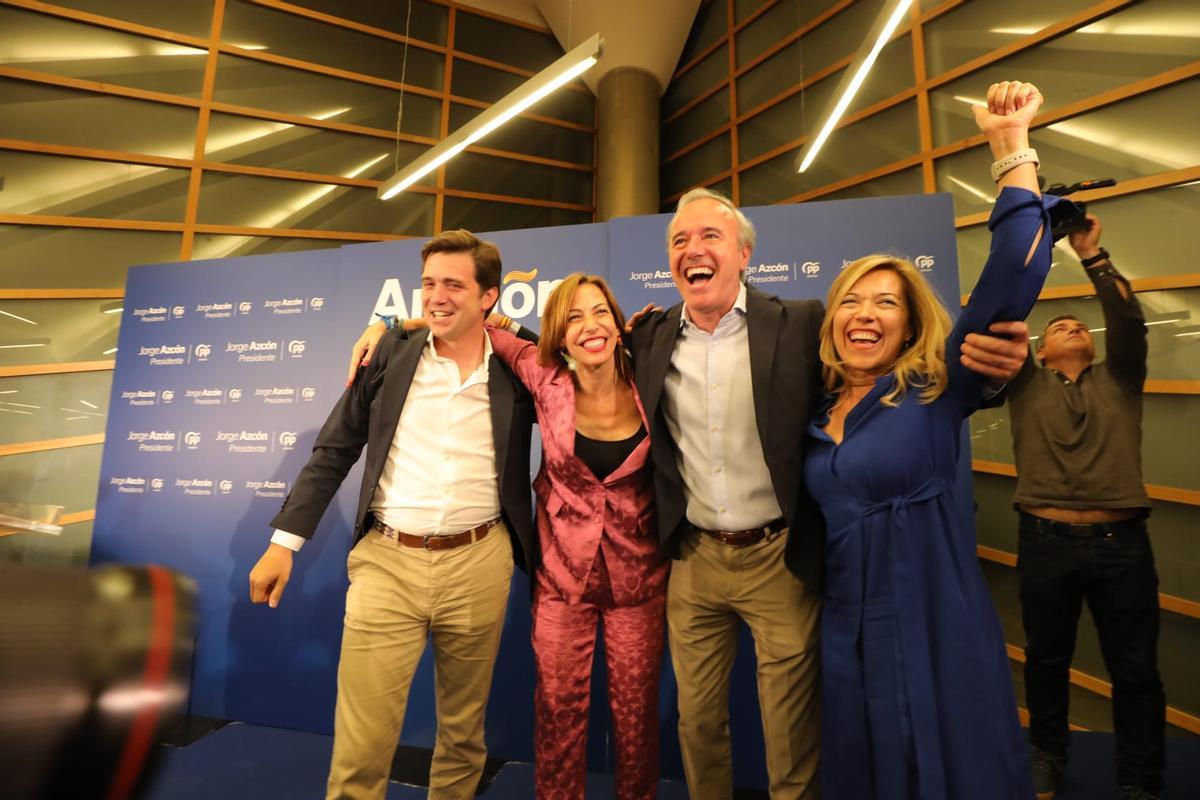 Celma, Chueca, Azcón y Alós, celebrando el triunfo, en la noche del 28M.