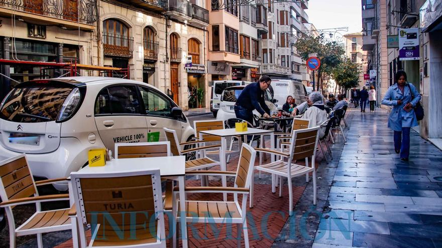 Terrazas y vehículos estacionados vuelven a convivir en el centro