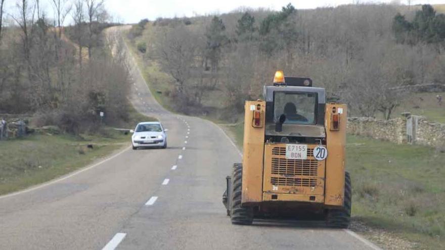 Una máquina de arreglo de carreteras circula por Aliste.