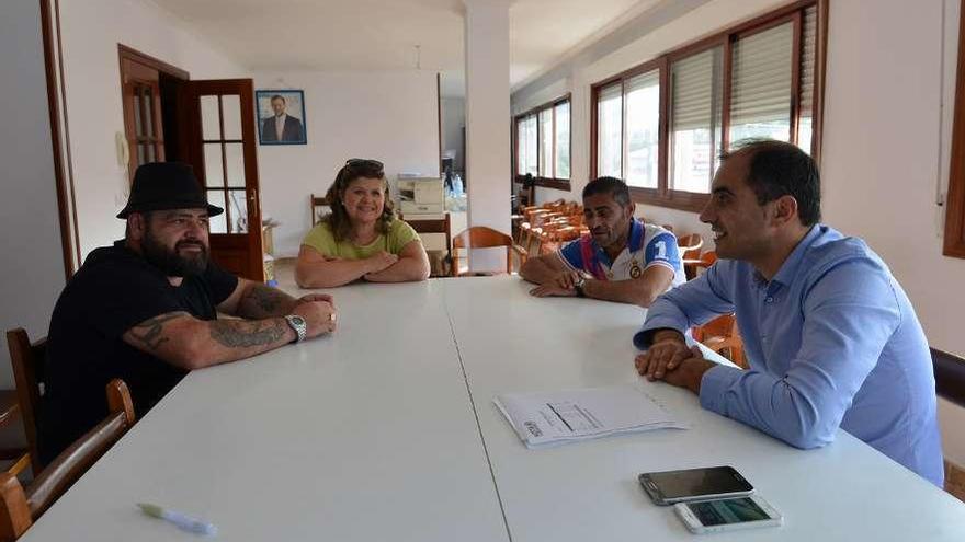 Reunión entre los patrones mayores y el presidente del PP local. // Gustavo Santos