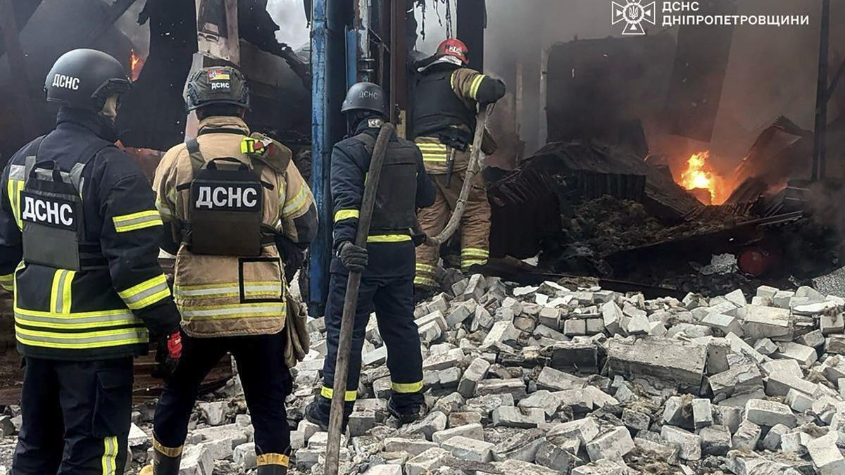 Bomberos ucranianos trabajan en un edificio destruido tras un ataque ruso.
