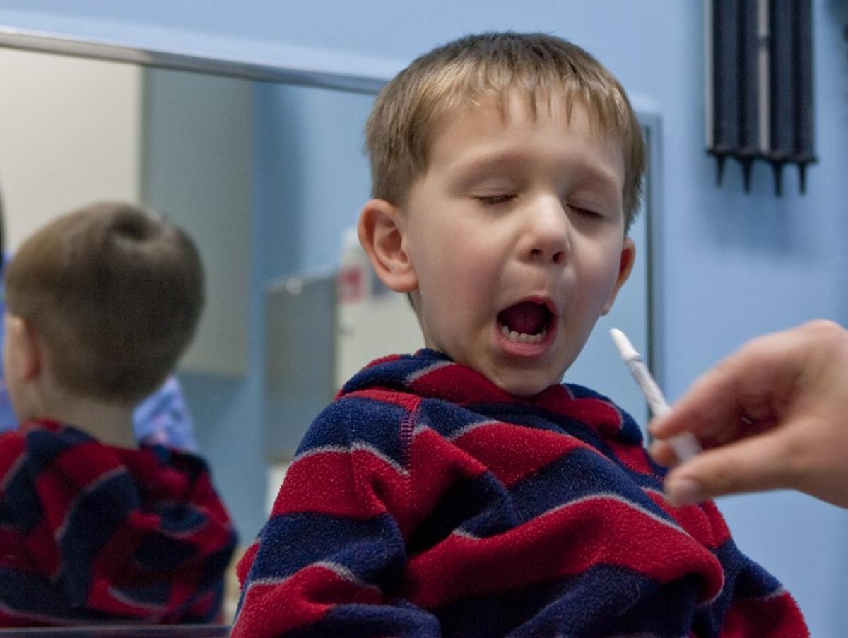 Un niño reacciona a un spray nasal, base de esta investigación, que solemos utilizar para tratar la congestión y síntomas del resfriado Un niño reacciona a un spray nasal, base de esta investigación, que solemos utilizar para tratar la congestión y síntomas del resfriado