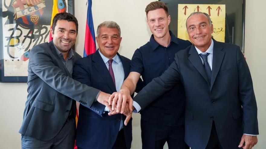Ter Stegen junto a Laporta, Deco y Yuste en el acto de su renovación.