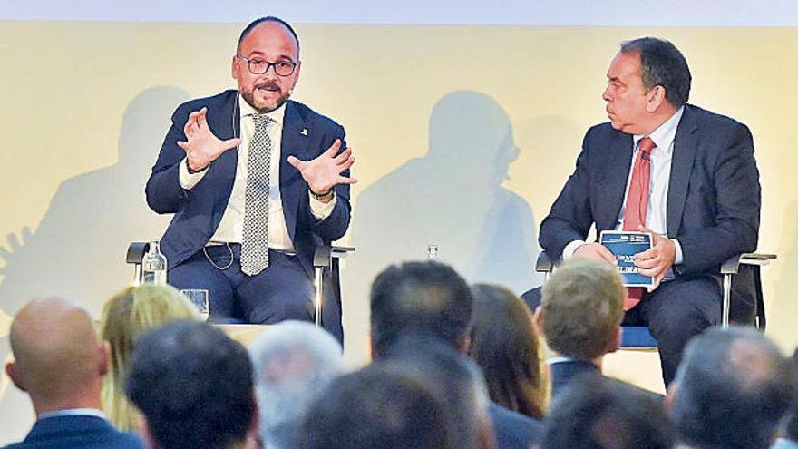 José Antonio Valbuena (izquierda) durante el coloquio junto al director de La Provincia, Antonio Cacereño.