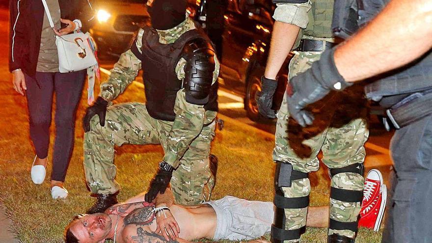 Un soldat porta a terme un arrest durant les protestes a la capital de Bielorússia