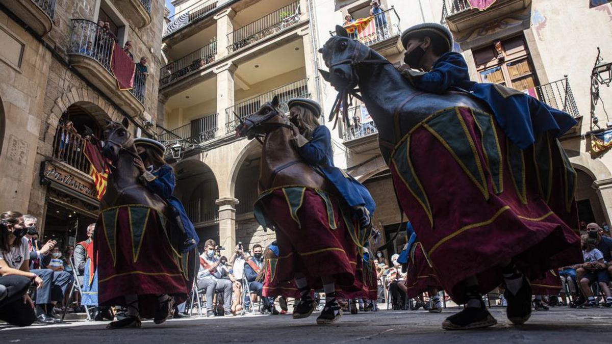 Els cavallets de Solsona en ple ball a la plaça Major | ARXIU/OSCAR BAYONA