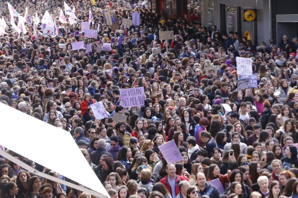 La "marea morada" de Vigo, en la calle Príncipe.