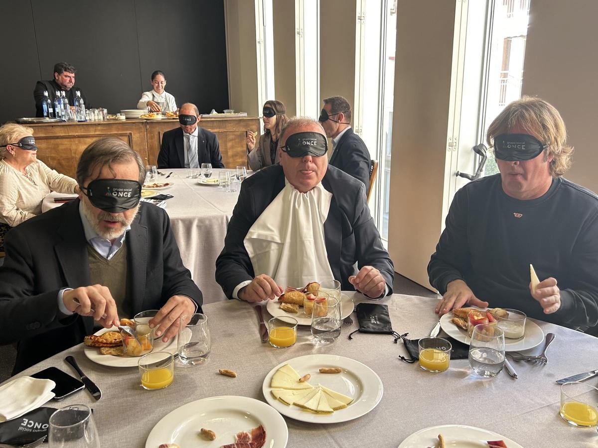 Los participantes tuvieron que descubrir por sí mismos cómo se siente una persona que padece ceguera cuando se enfrenta, por ejemplo, a una actividad tan cotidiana como desayunar