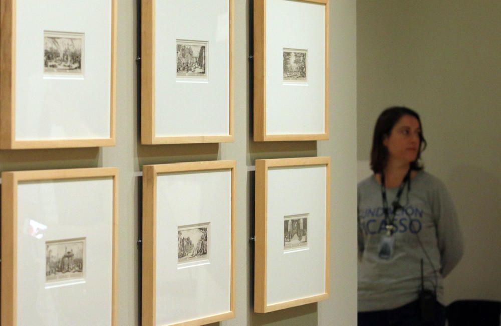 Una reproducción del mural picassiano a tamaño real, aunque en papel arrugado, es la pieza central de la muestra en la que se exhiben obras de Callot, Goya y Oteiza sobre los estragos de la guerra