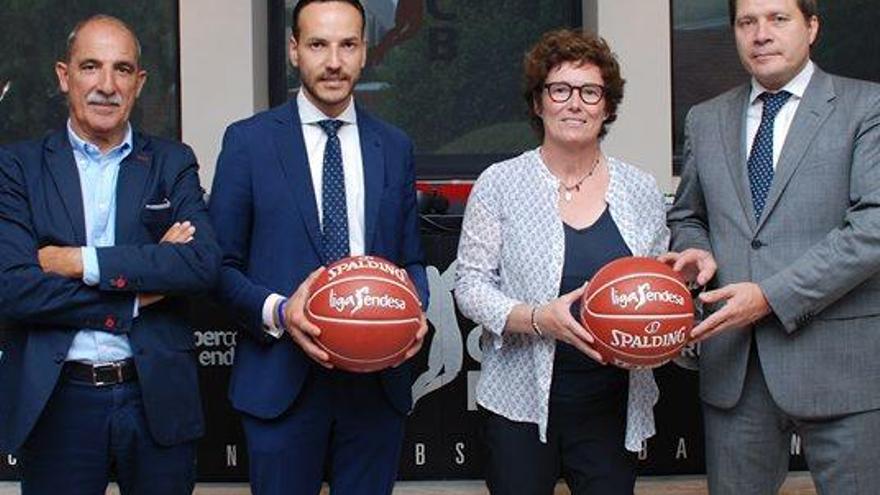 Els representants del Burgos i del Gipuzkoa després de la seva admissió a l&#039;ACB