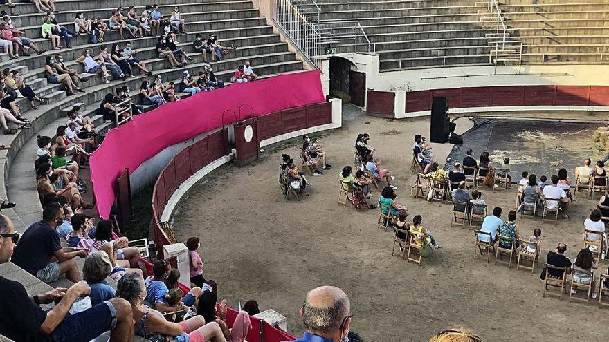 La plaça de Braus d&#039;Olot en un capvespre de circ durant l&#039;estiu