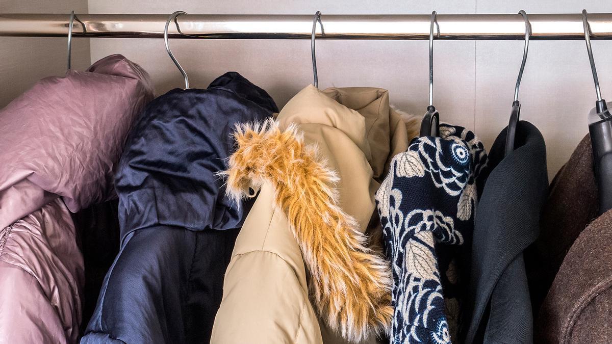 Adiós a colgar los abrigos: la solución japonesa para ganar más espacio en el armario