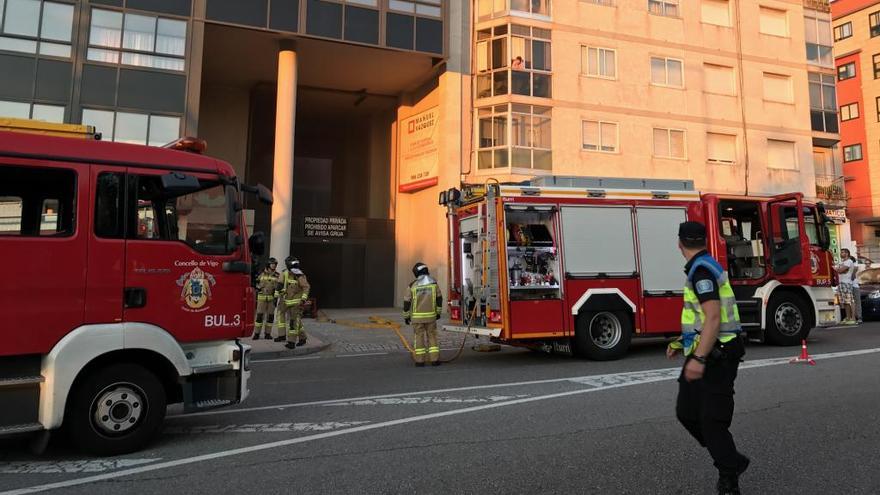 Los bomberos, en el incendio de un edificio de Pereiró. // NICK