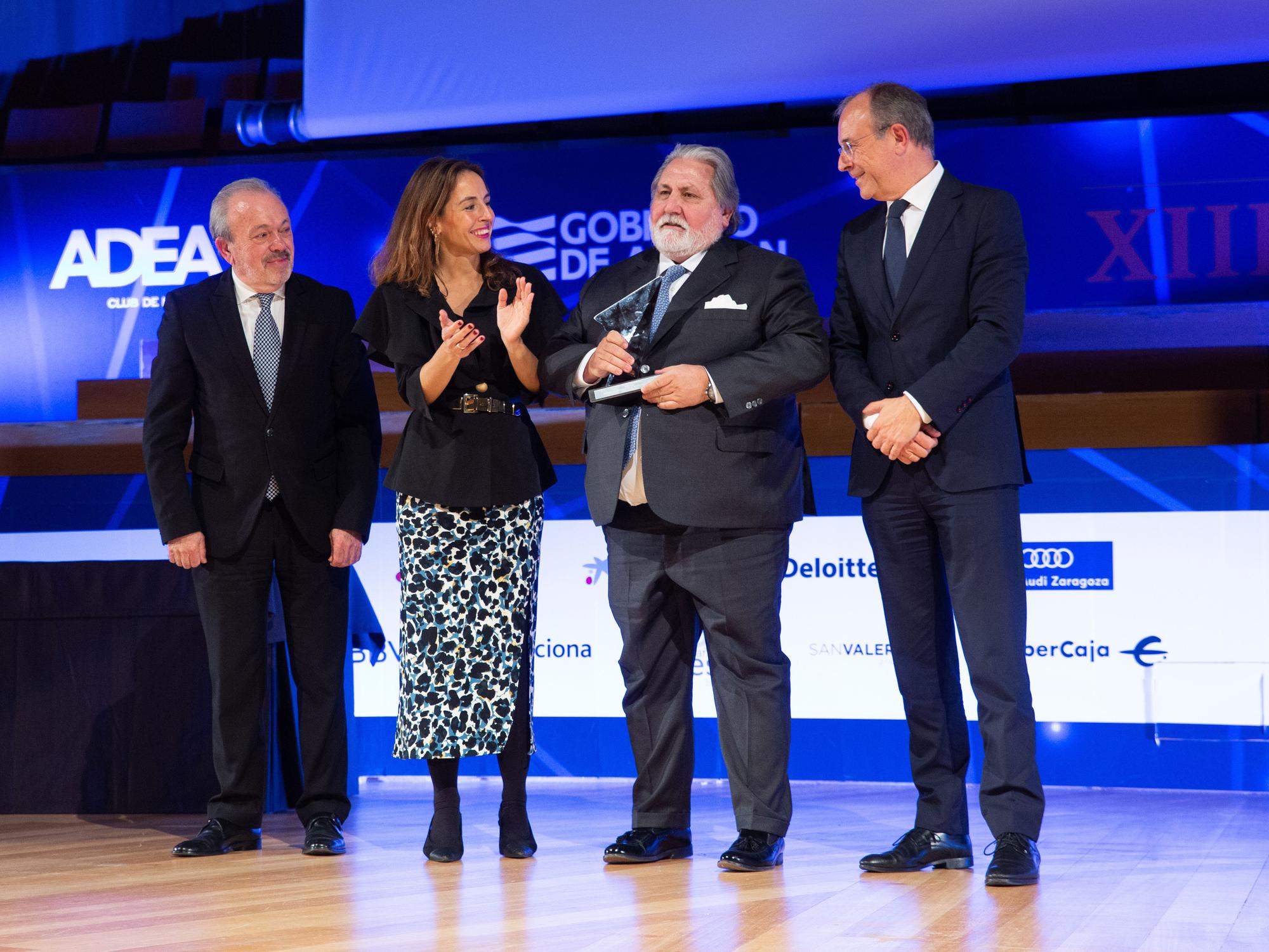 El presidente de honor de Cámara recibe el premio por su trayectoria.