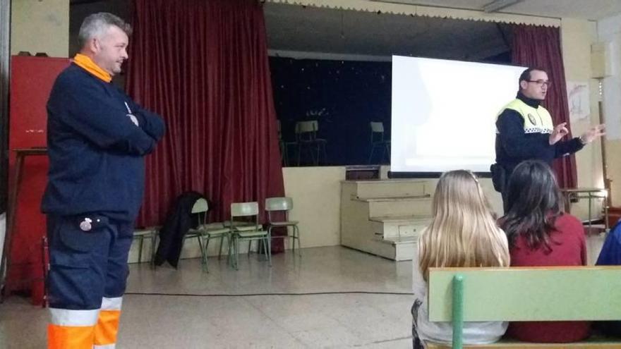 Una de las charlas que se están dando en el colegio de Pliego.