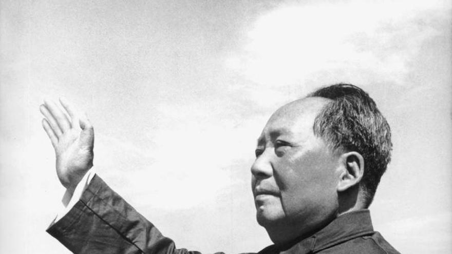 Mao Zedong proclama la República Popular China en Pekín