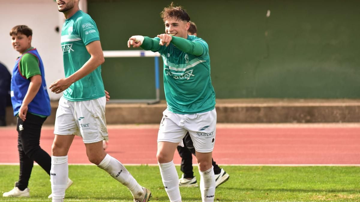Viti celebra un gol con el Villanovense.