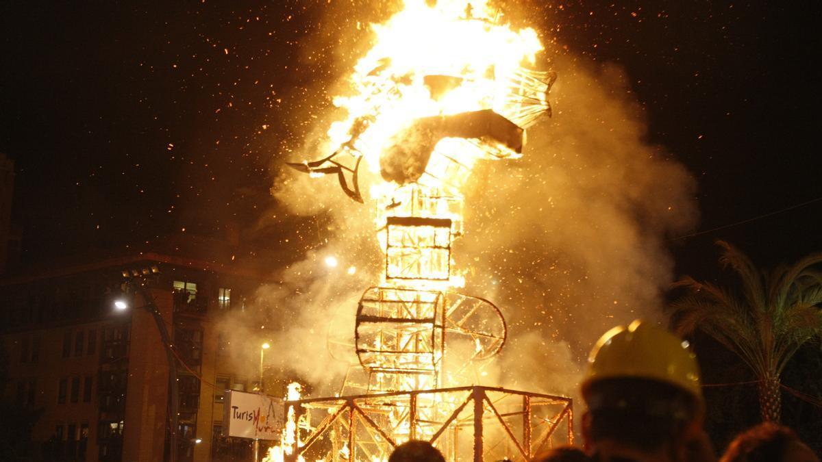 Un Catafalco ardiendo o el Ave Fénix, que es lo mismo, como saben todos los murcianos.