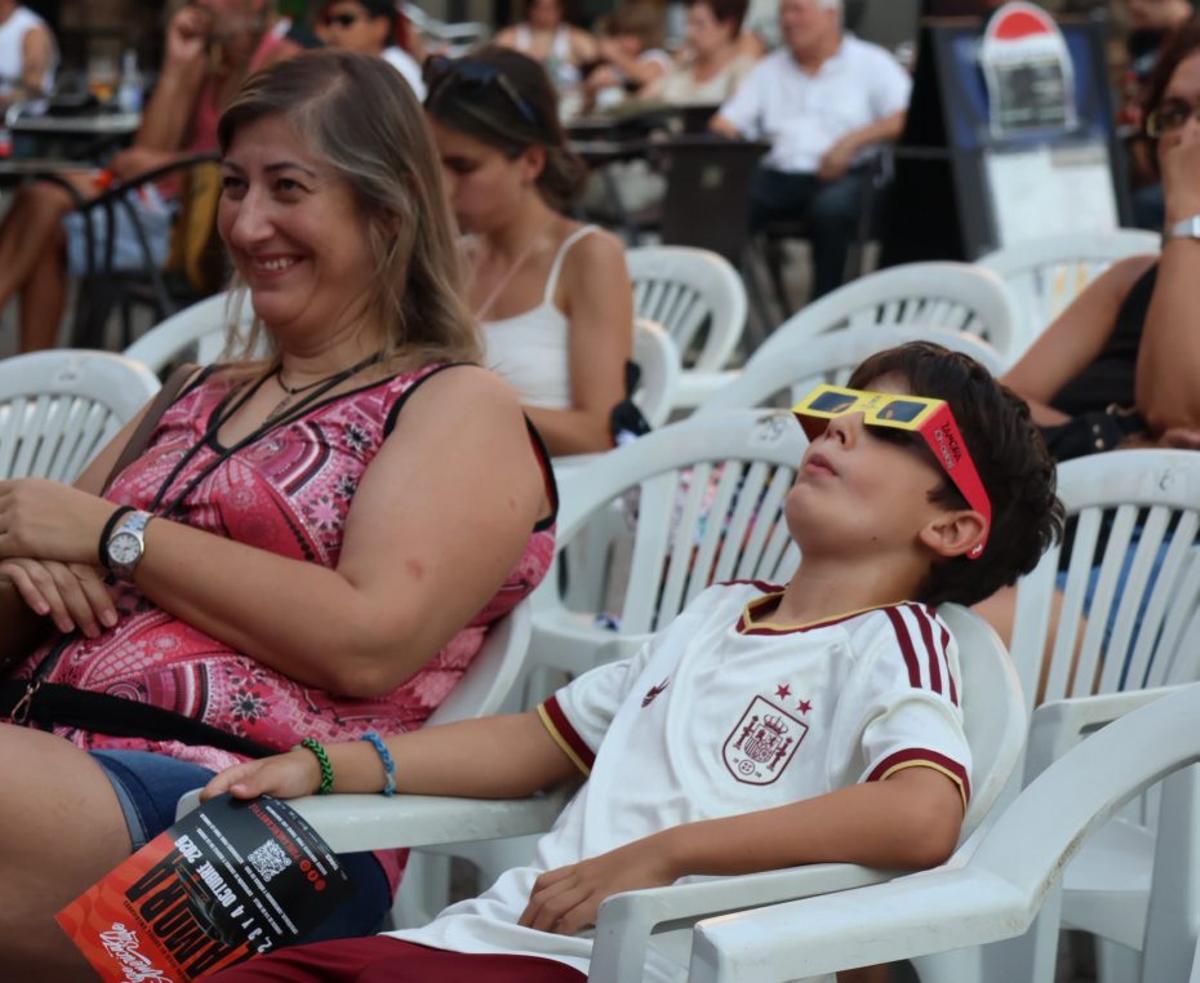 Observando en eclipse en la Plaza Mayor. | VÍCTOR GARRIDO