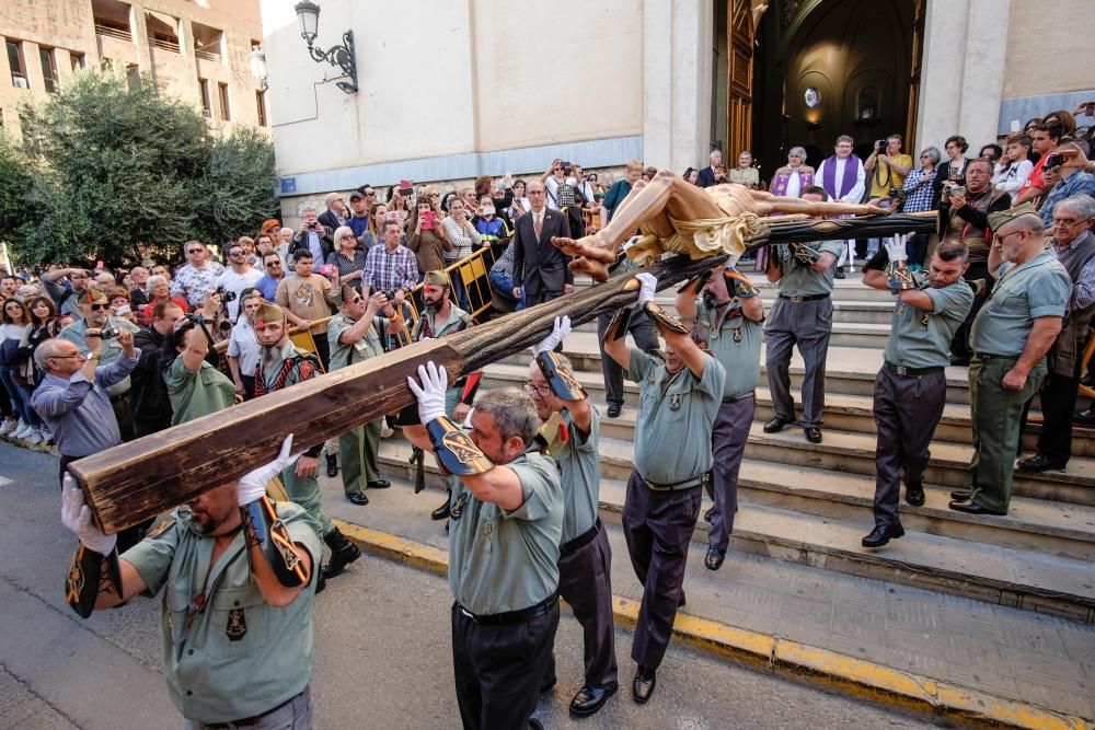 Multitud de público arropó la procesión organizada por la Hermandad del Calvario de Elda, en la que sesenta exlegionarios portaron a hombros el trono.