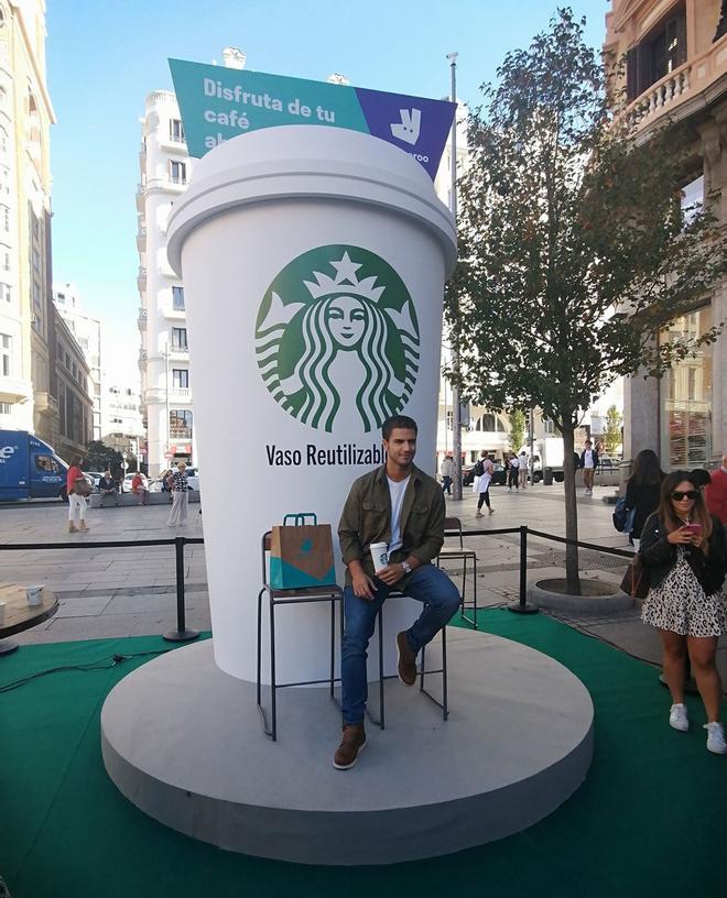 Maxi Iglesias embajador de la fusión Starbucks y Deliveroo