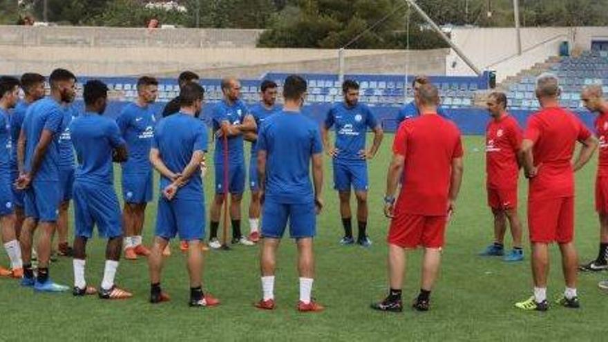 Jugadores y técnicos de la UD Ibiza durante el primer entrenamiento de la pretemporada.