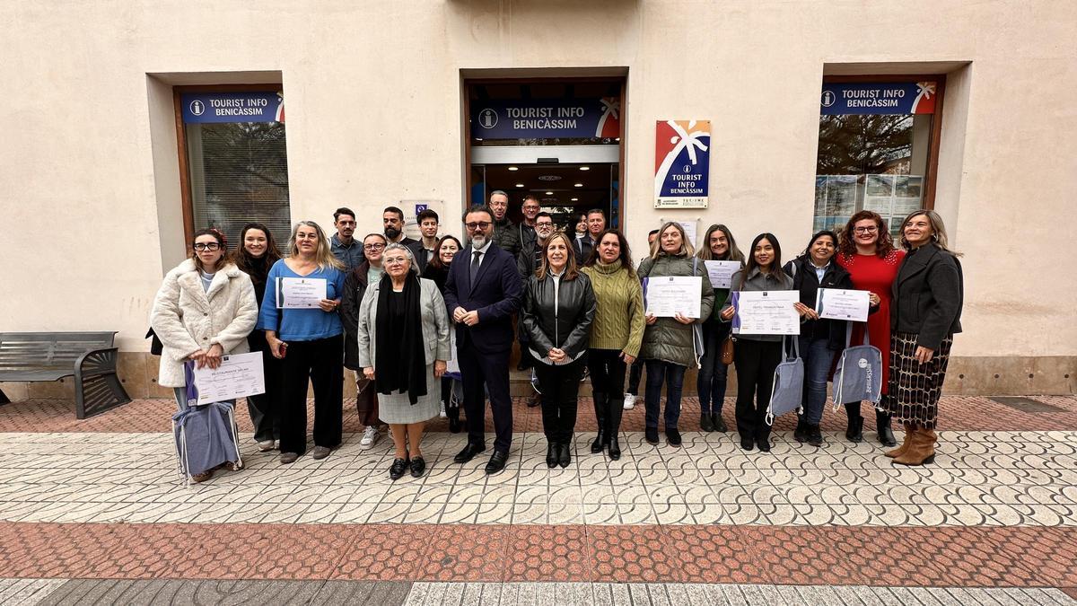 Las empresas distinguidas por su calidad turística posan junto a la alcaldesa de Benicàssim, Susana Marqués.