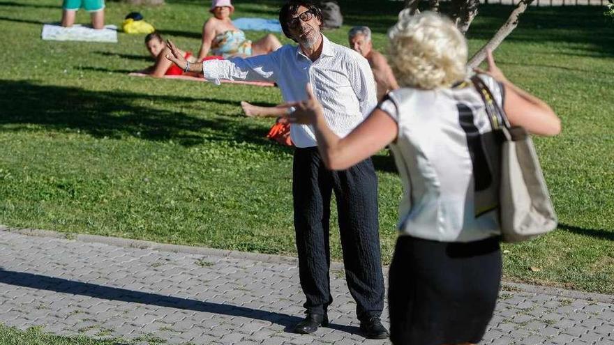 Los protagonistas del microteatro, durante su estreno en la piscina de la Ciudad Deportiva.