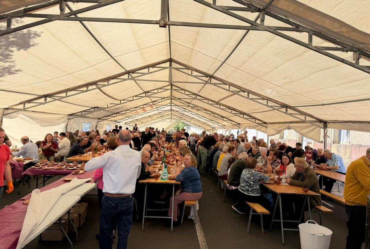 A carpa acolleu centos de comensais nunha xornada marcada polo bo tempo.  | CEDIDA