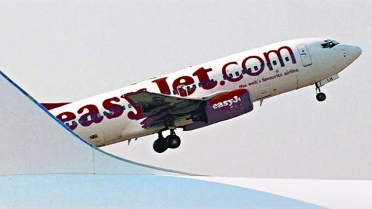 Tráfico Un avión de una compañía low cost se eleva en el Prat.