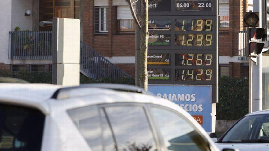 La caída del precio del petróleo no llega a los carburantes
