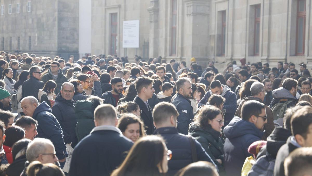 Numerosos aspirantes a una plaza de formación sanitaria especializada aguardando a ser llamados ante la Facultad de Medicina