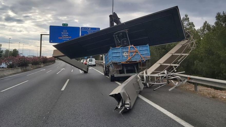 El camió accidentat a l'A-2