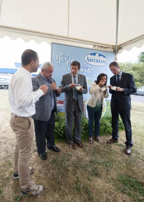 Visita de Javier Fernández a las instalaciones de Central Lechera Asturiana