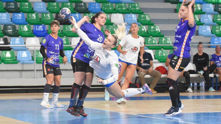 Ángela Cioca, derribada por una jugadora del Liberbank Gijón.