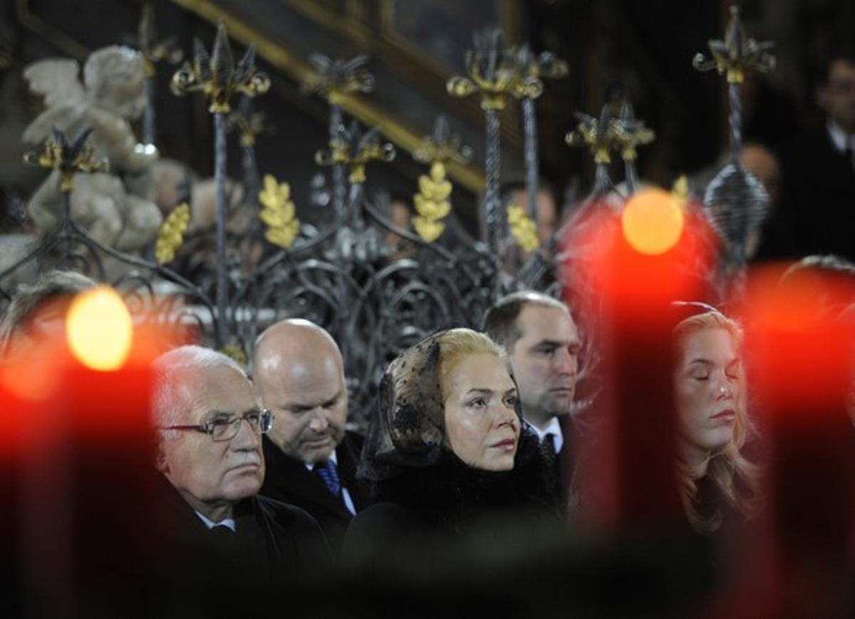 El presidente checo, Vaclav Klaus, junto a la viuda y la hija de Havel, Dagmar Havlova y Nina Veskrnova.