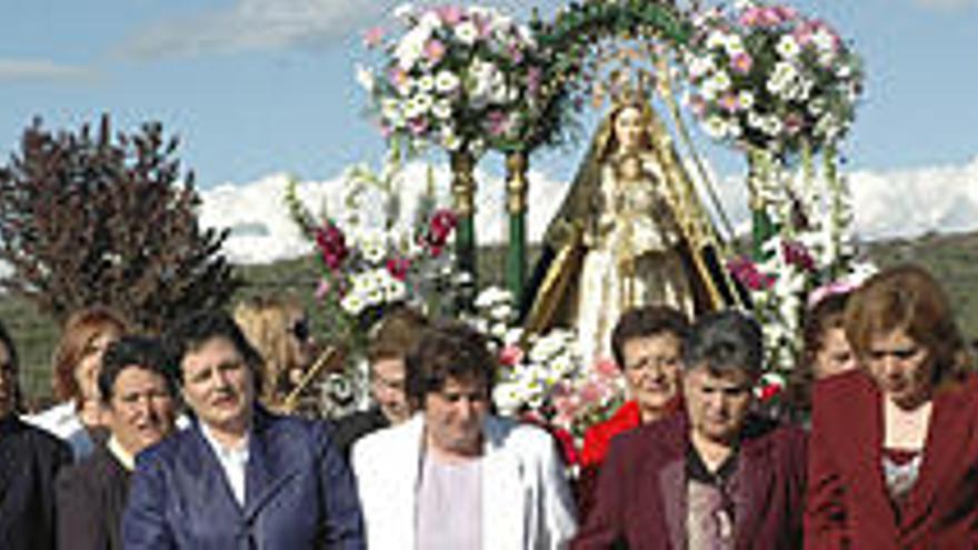 La pendonilla, la cruz parroquial, el crucificado y el ramo abrieron el desfile.