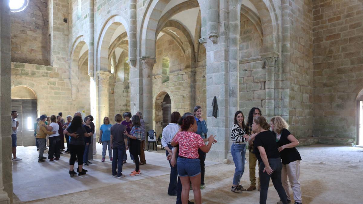 Un taller de danza irlandesa, en abril, en el monasterio.