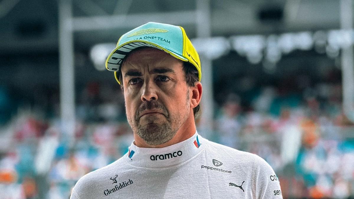 Alonso, pensativo durante el GP de Miami