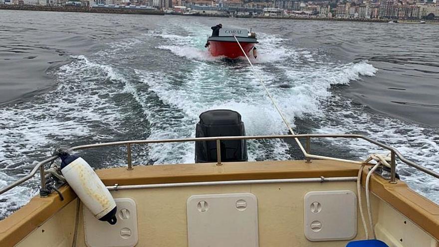 Gardacostas rescata un marinero de A Illa tras naufragar en Vionta