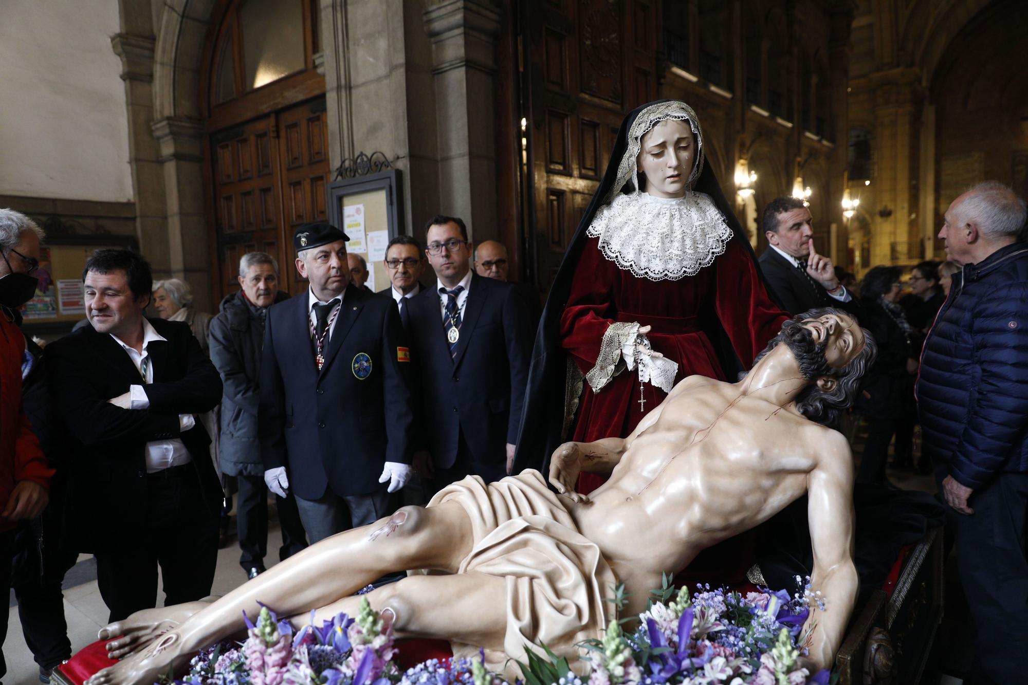 En imágenes: así fue el traslado de la Piedad en Gijón